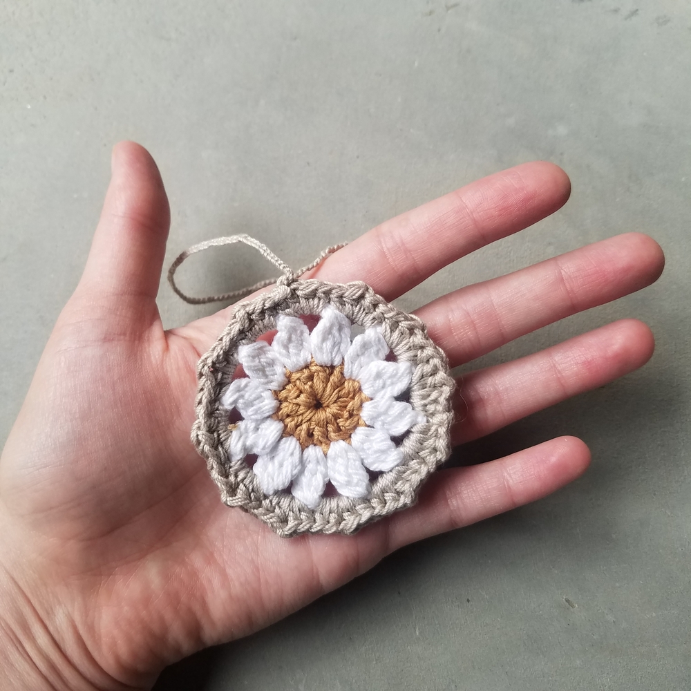 Handmade CROCHET Cotton Daisy Gift Tag, Ornament, Backpack Charm, 70's Retro - Picture 3 of 5
